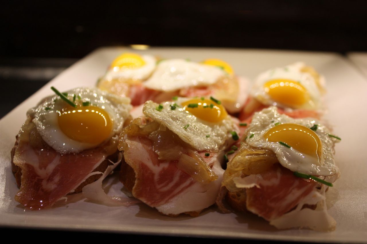 Quails eggs with Spanish ham